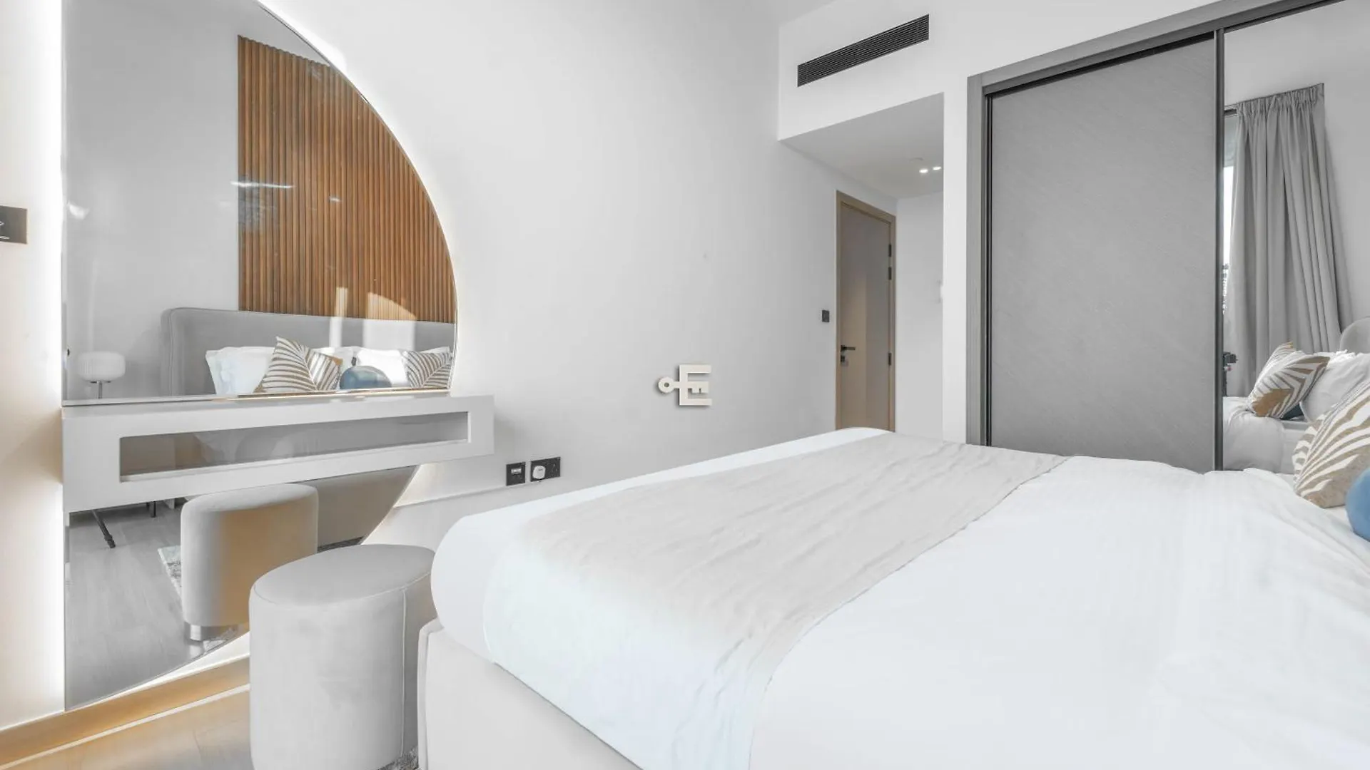 Everluxe Luxurious 1 Bedroom Binghatti Corner Jvc Dubai 0*,  United Arab Emirates